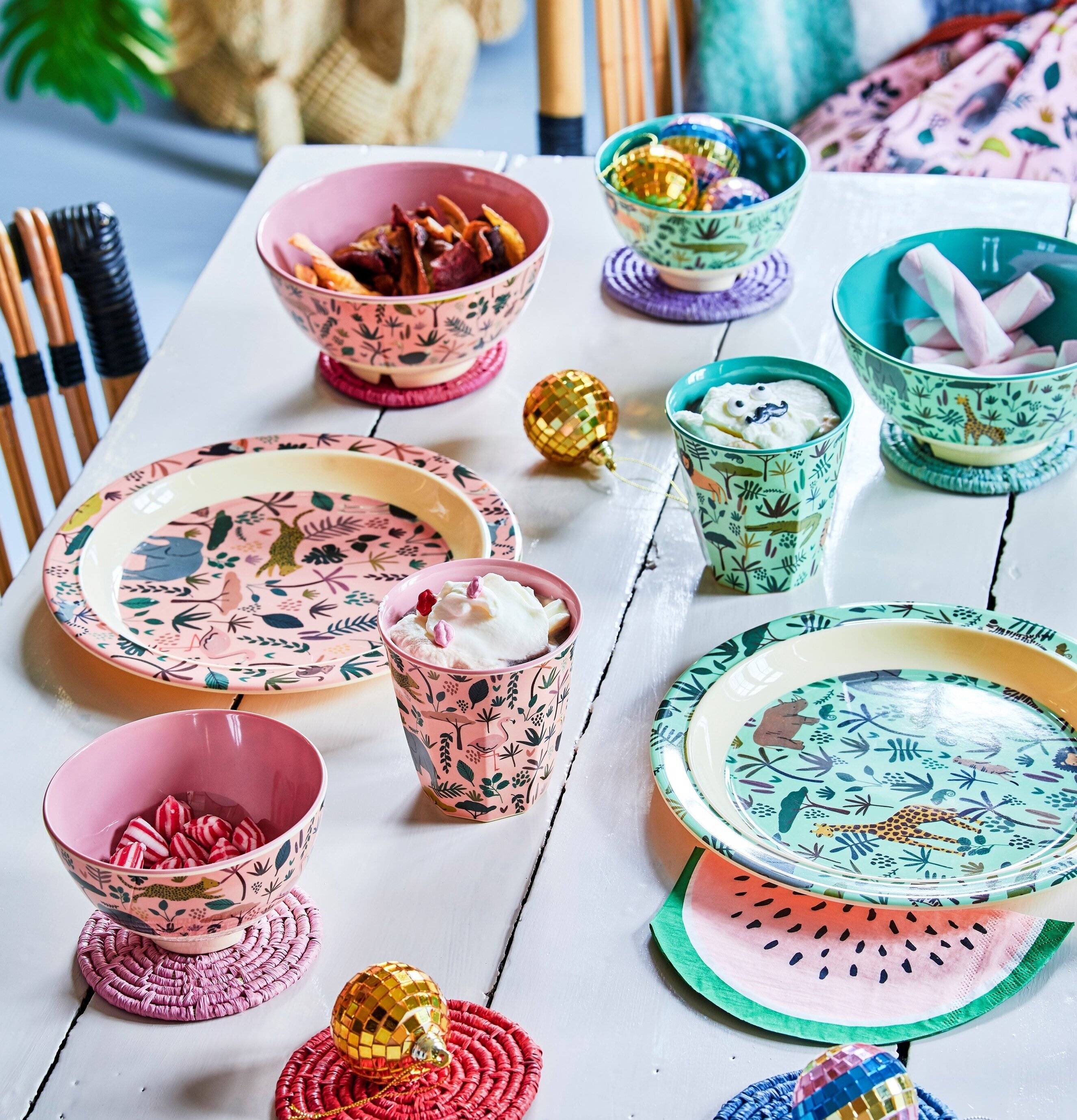 Tallrik Coral Jungle Animals Print från Rice på vitt bord