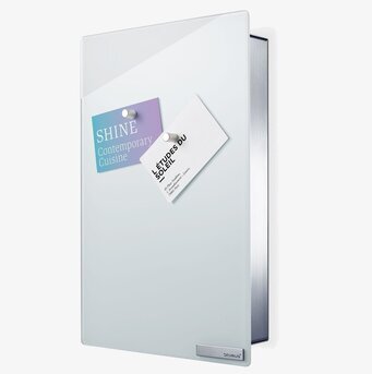 Foto av stilrent och funktionellt nyckelskåp i vitt