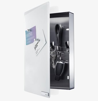 Bild av stilrent och funktionellt nyckelskåp i vitt