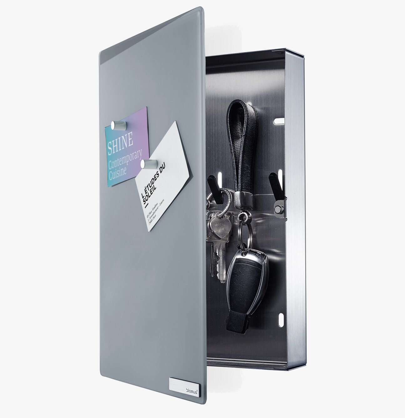 Velio Nyckelskåp Grå Small från Blomus med nycklar och kort
