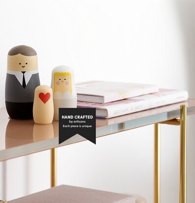 Ryska Dockor Wedding från Spring Copenhagen på rosa möbel