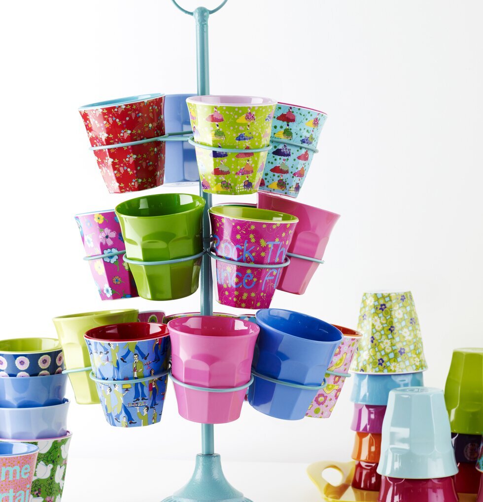 Muggstativ Turkos från Rice med färgglada muggar i plast