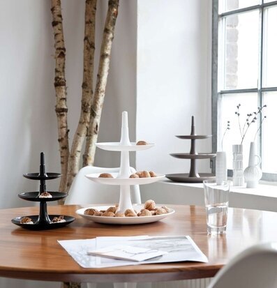 Babell Kakfat/Våningsfat Vit XS från Koziol på träbord