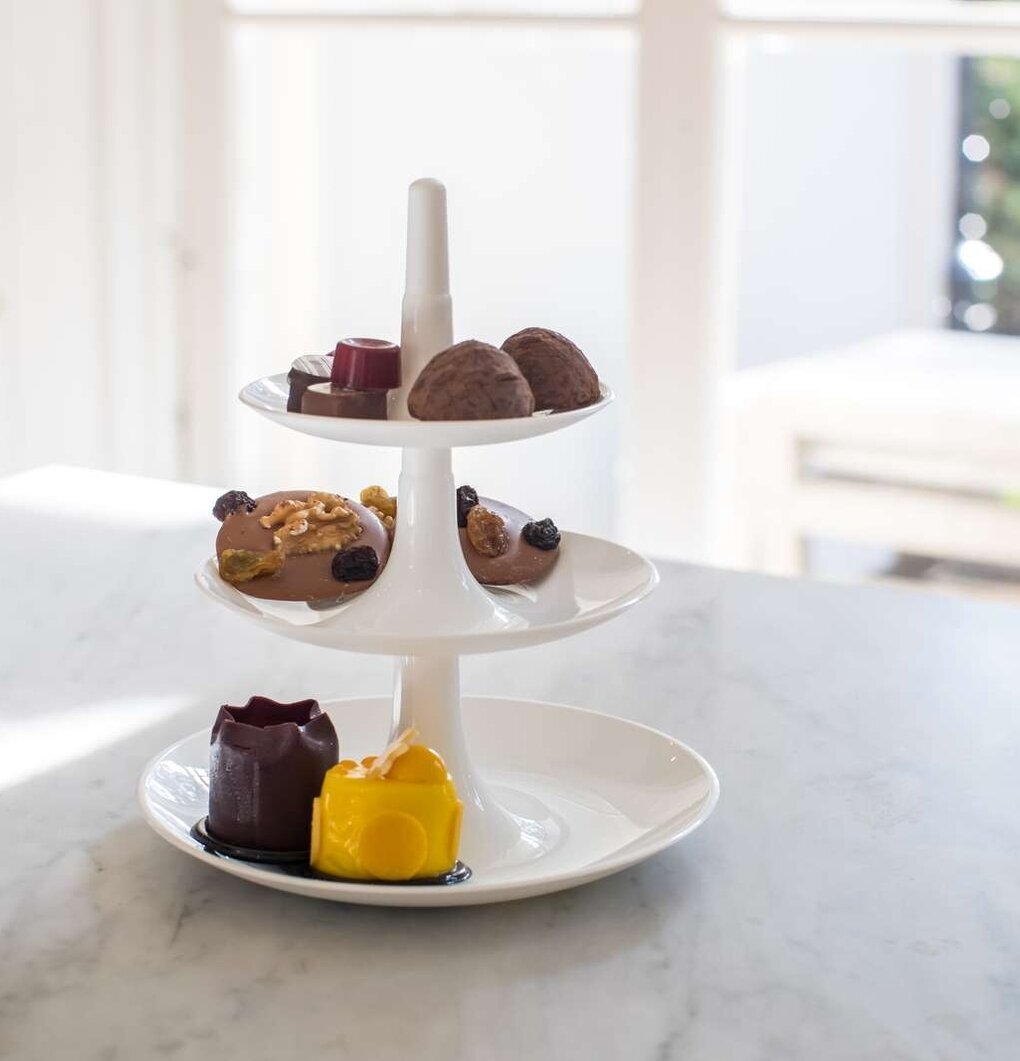 Babell Kakfat/Våningsfat Vit XS från Koziol på marmorbänk