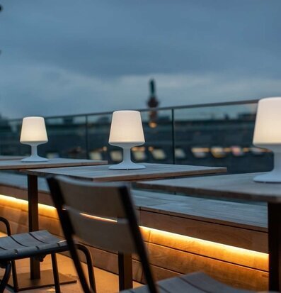 Lampa Light To Go LED Organic Deep Grey från Koziol på terrass