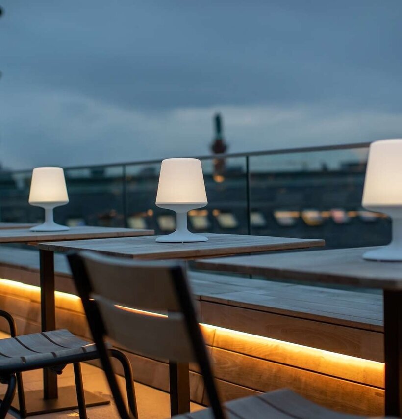 Lampa Light To Go LED Organic Deep Grey från Koziol på terrass