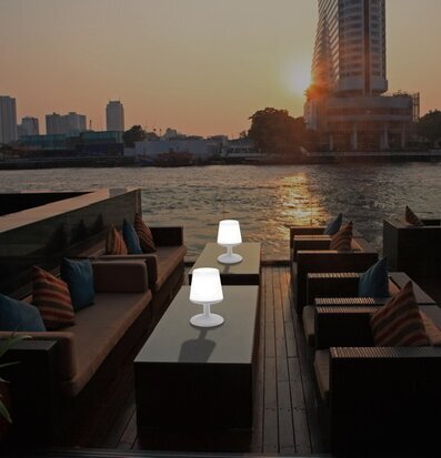 Lampa Light To Go LED Organic Deep Grey från Koziol på bord