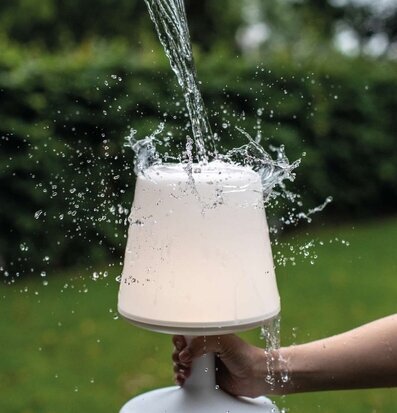 Lampa Light To Go LED Organic Deep Grey från Koziol i hand