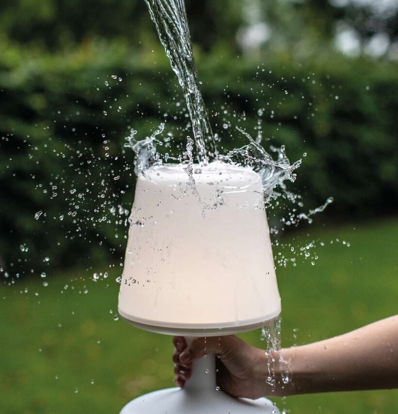 Lampa Light To Go LED Organic Deep Grey från Koziol i hand