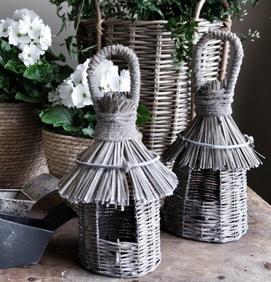 Fågelholk Pippin från I AM Interior i prunkande trädgård