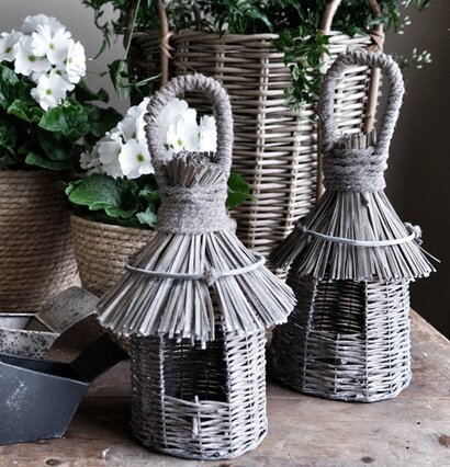 Fågelholk Pippin från I AM Interior i prunkande trädgård