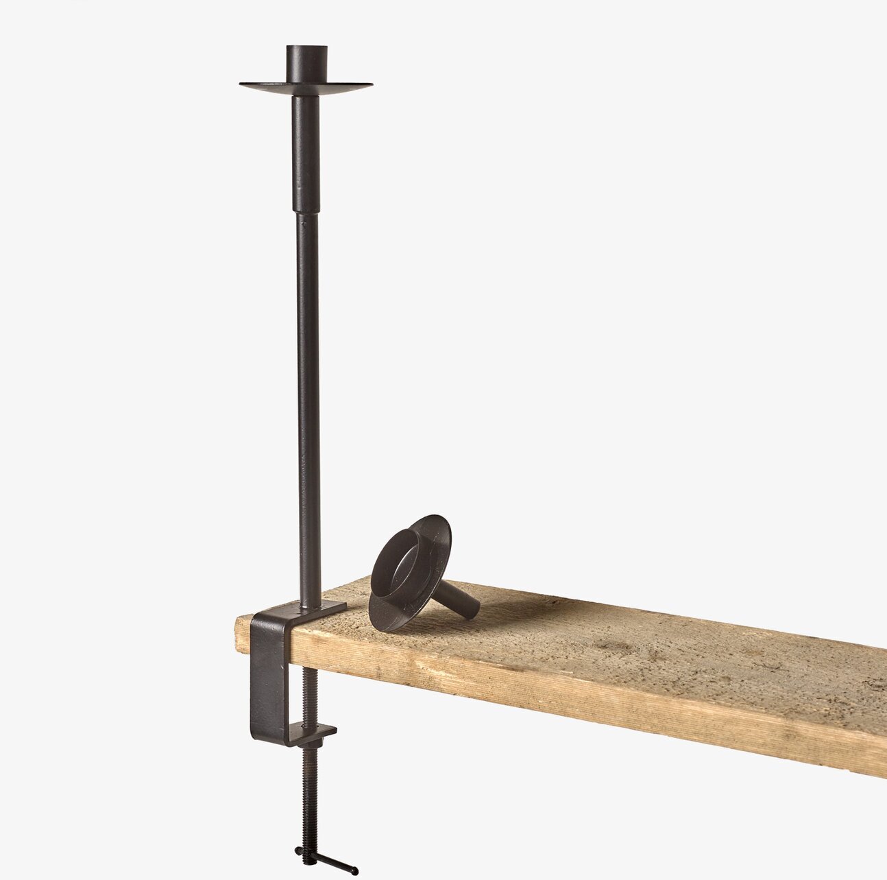 Ljusstake Skruvstäd 30 cm från I AM Interior på träfärgad hylla