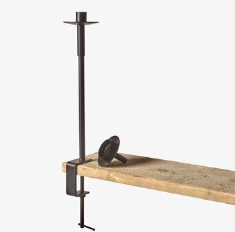 Ljusstake Skruvstäd 30 cm från I AM Interior på träfärgad hylla