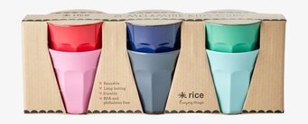 Bild av färgglada melaminmuggar i levande färger