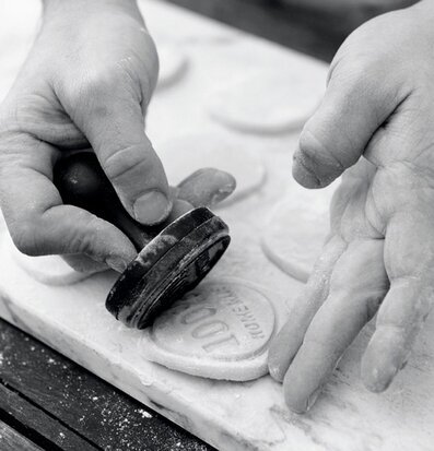 Kakstämpel från Nicolas Vahé används på utstansade kakor