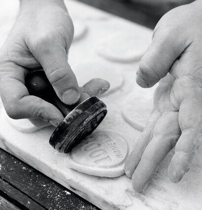 Kakstämpel från Nicolas Vahé används på utstansade kakor