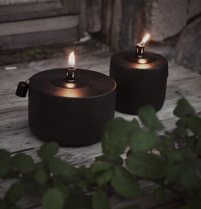 Oljelykta Svart Ernst från Ernst i rustik miljö med grönska