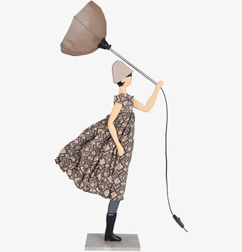 Bordslampa Eleni från Skitso, kvinnofigur med paraply