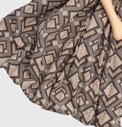 Bordslampa Eleni från Skitso med geometrisk mönstrad skärm