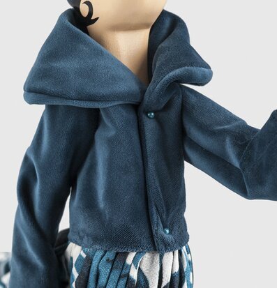 Bordslampa Gorgo från Skitso med figur i blå jacka och kjol