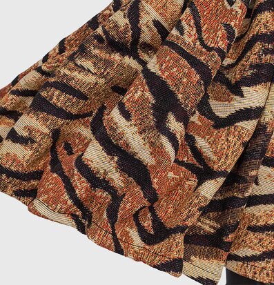 Bordslampa Ioli från Skitso med djärvt tigermönstrat tyg