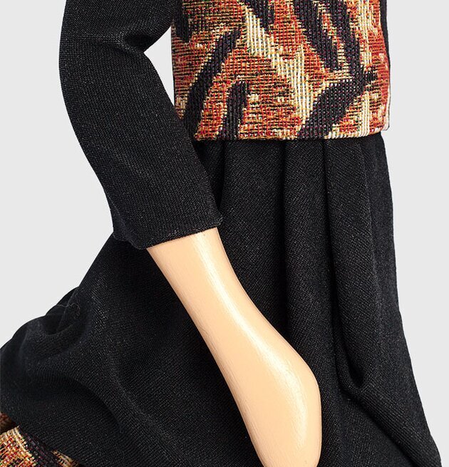 Bordslampa Ioli från Skitso med kvinnofigur och klänning