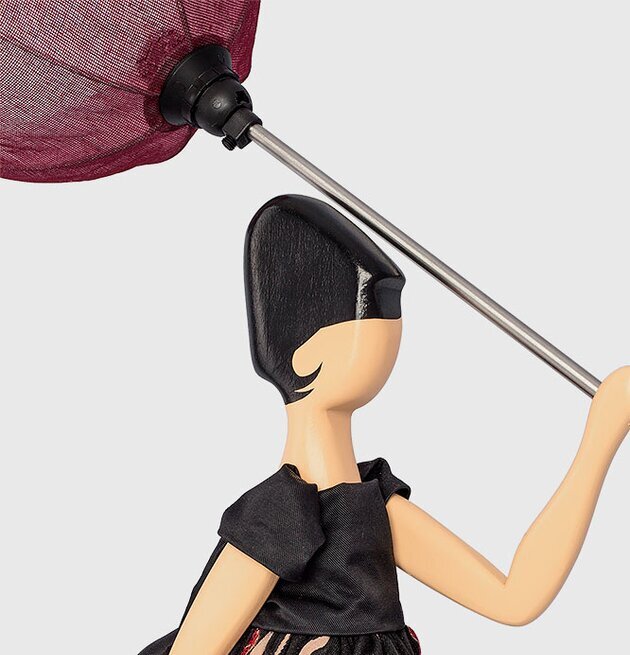 Bordslampa Ivi från Skitso med blommig klänning och paraply