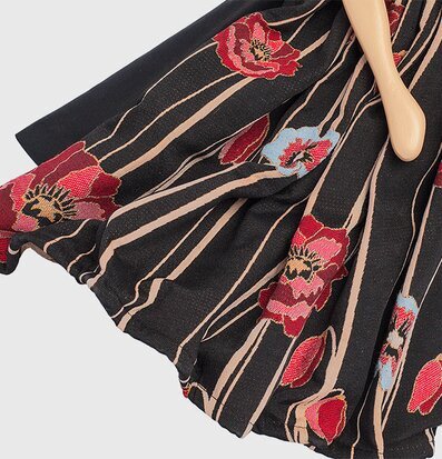 Bordslampa Ivi från Skitso med skulpturalt och färgrikt uttryck