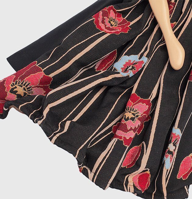 Bordslampa Ivi från Skitso med skulpturalt och färgrikt uttryck