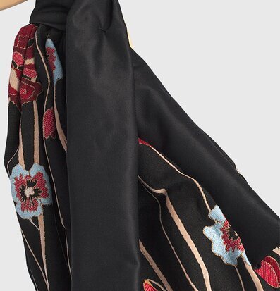 Bordslampa Ivi från Skitso med blommig skärm och träbas