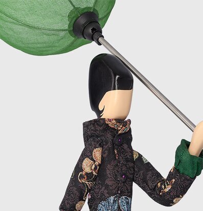 Bordslampa Medea från Skitso med figur och grönt paraply