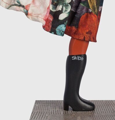 Bordslampa Stefania från Skitso med färgglad klänning