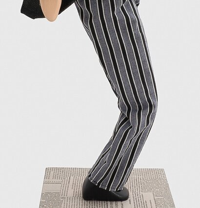 Bordslampa Vrasidas från Skitso med tidningsmönstrad bas