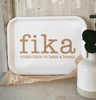 Bricka Fika Vit/Guld från Mellow Design mot vit trävgg