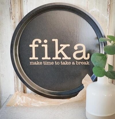 Rund Bricka Fika från Mellow Design på ljus träyta