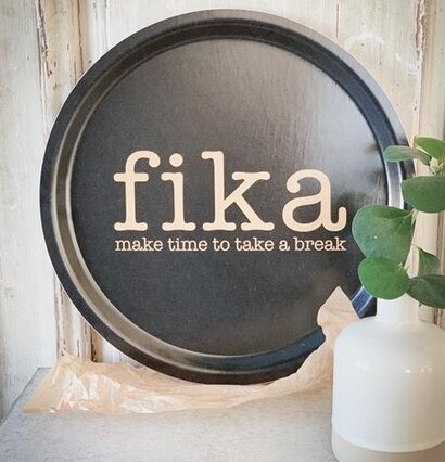 Rund Bricka Fika från Mellow Design på ljus träyta