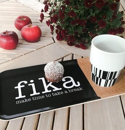 Bricka Kork Fika från Mellow Design med mugg och chokladboll