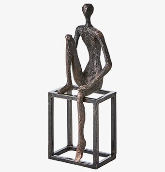 Staty Pose Brons/Svart från Affari på kubformad bas