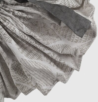 Bordslampa Vrisihida från Skitso med intrikat mönstrad skärm