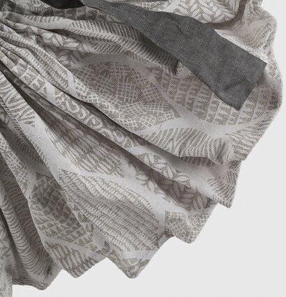 Bordslampa Vrisihida från Skitso med intrikat mönstrad skärm