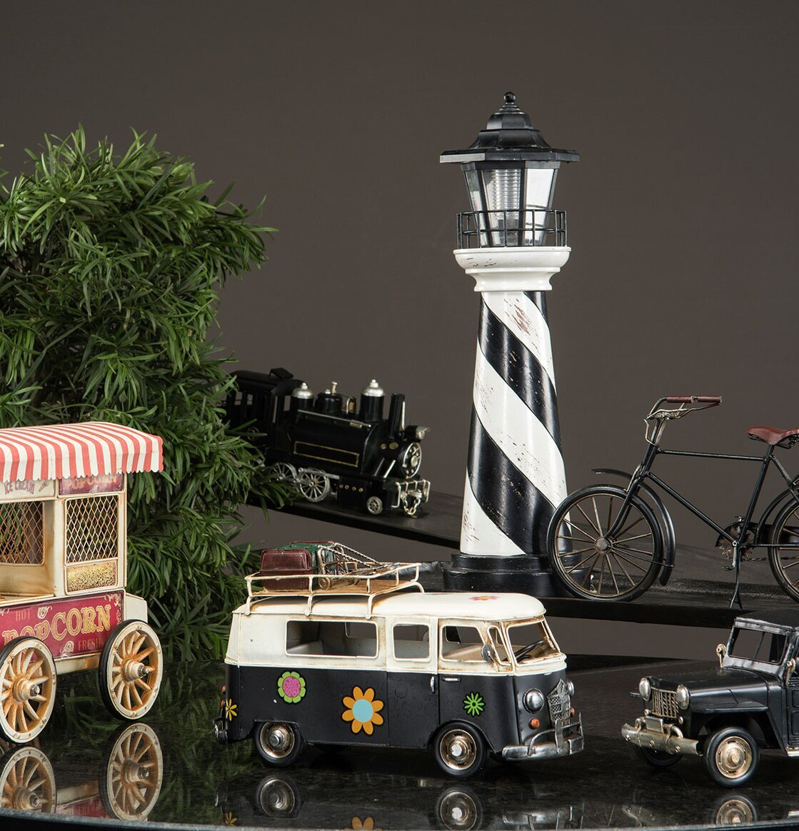 Lampa Fyr Med Solcell från A Lot Decoration på ett bord