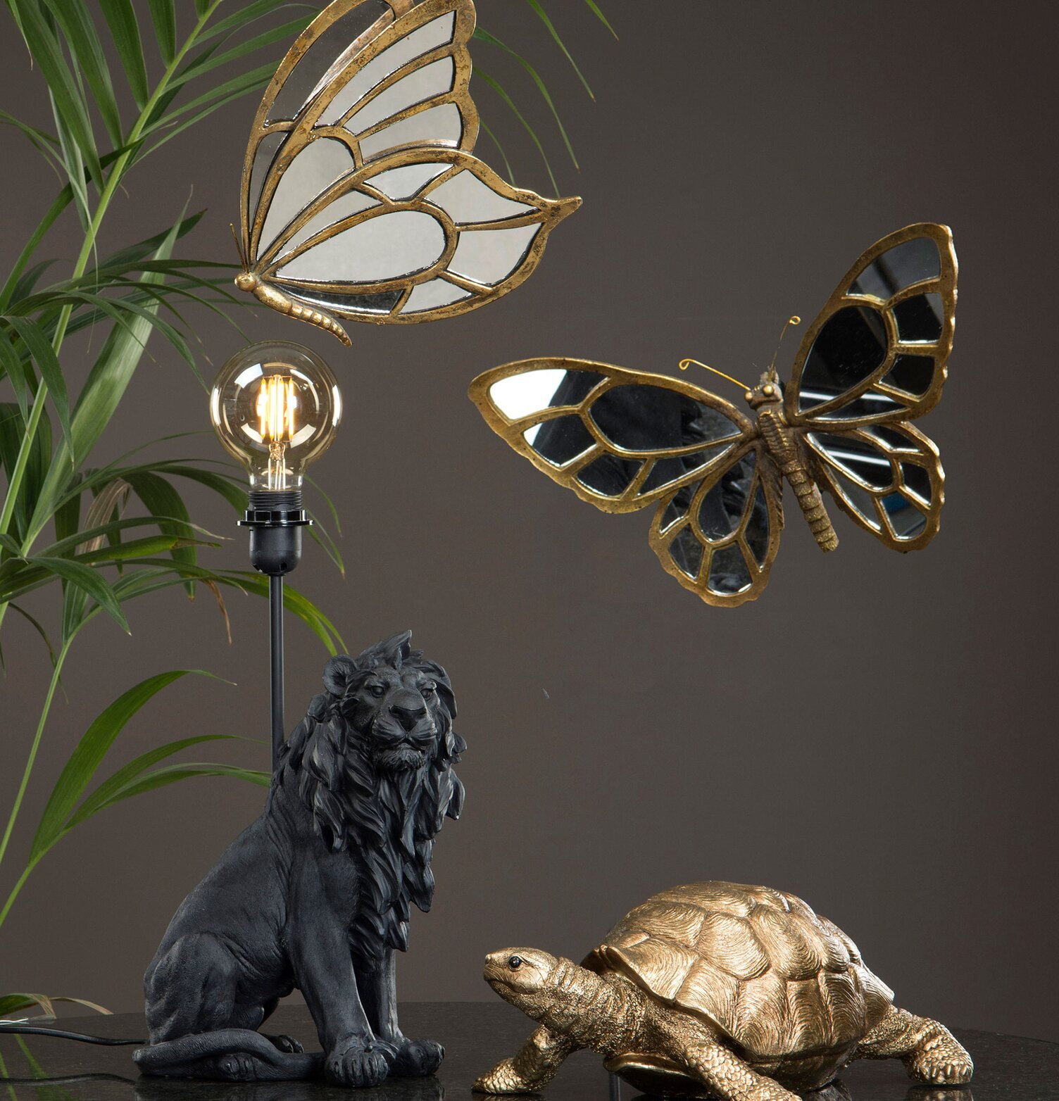 Lampa Lejon Svart från A Lot Decoration på ett mörkt bord