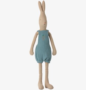 Kanin Size 3 Overalls från Maileg med blå overall och morot