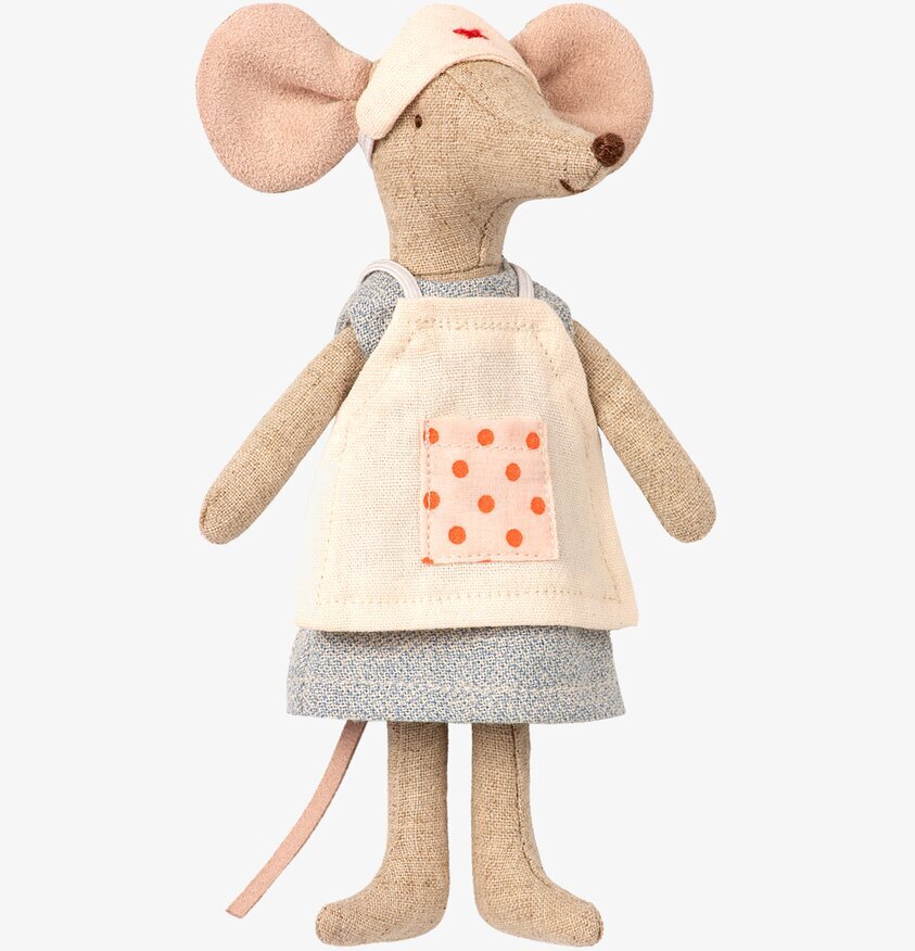 Mouse Nurse från Maileg i sjuksköterskeuniform med hätta