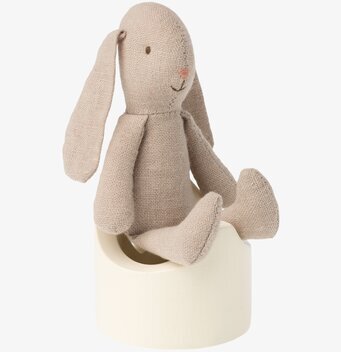 Potta Maileg Offwhite från Maileg med en beige Maileg-kanin