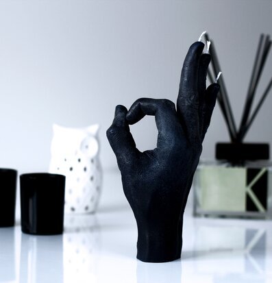 Candle Hand - OK från Candlehand på vit yta med dekorationer