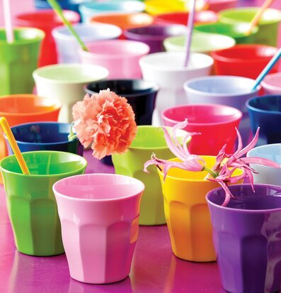 Bild av färgglada muggar och blommor i harmonisk miljö