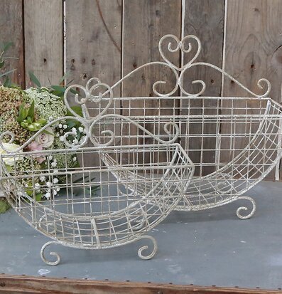 Korgar Med Hjärtdekor från Chic Antique i rustik miljö