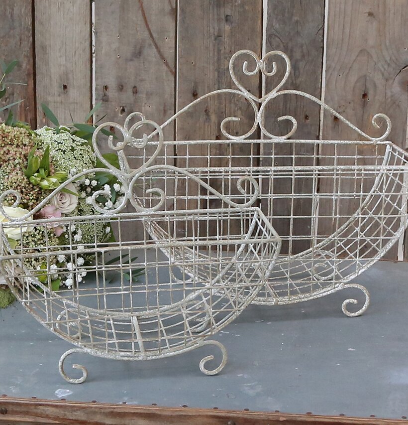 Korgar Med Hjärtdekor från Chic Antique i rustik miljö