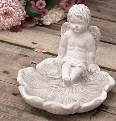 Fågelbad Ängel från Chic Antique på väderbitet träbord